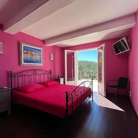 La Mandragora, Belle Pour 6 Personnes Avec Piscine A Debordement Et Vue A *